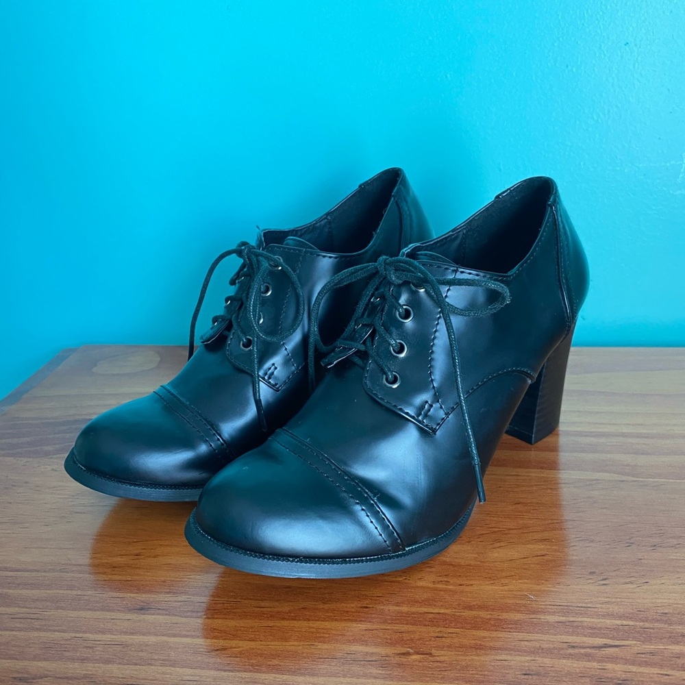 Black leather heeled Oxfords
